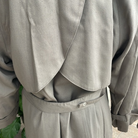 Vintage London double breasted button closure with a belt-lined fog trench coat - Picture 4 of 6